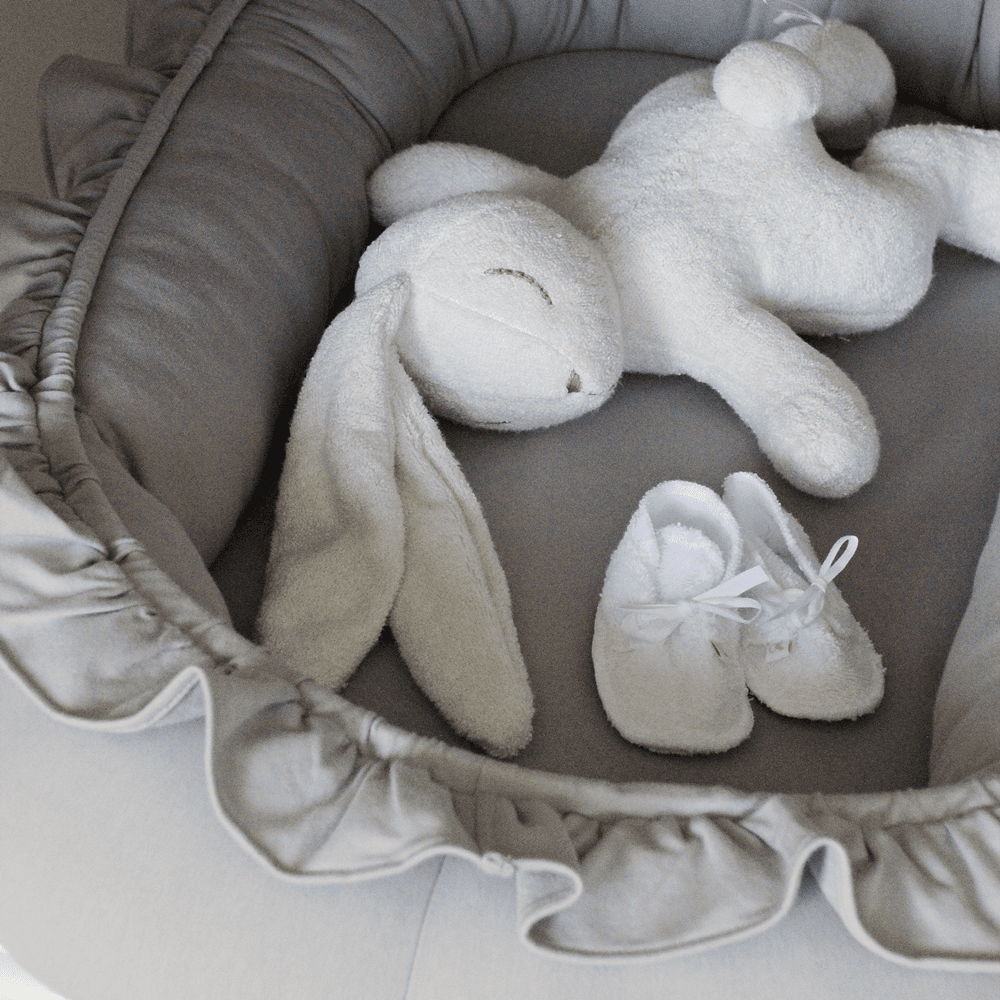 Cotton&Sweets Cotton & Sweets Basic Babynest "Dark Beige" - met Ruches - Decomusy
