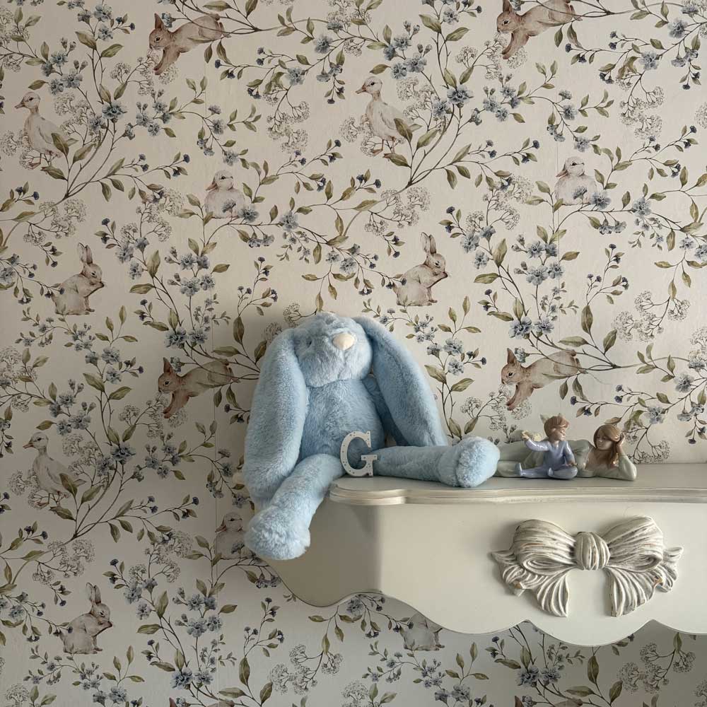 Dekornik Dekornik Behang - Meadow Friends with Ducks and Bunnies - Decomusy