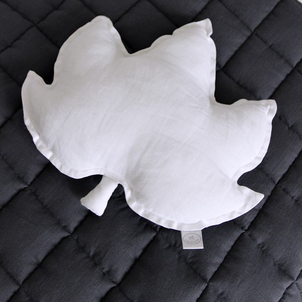 Cotton & Sweets Maple Leaf Sierkussen "White"