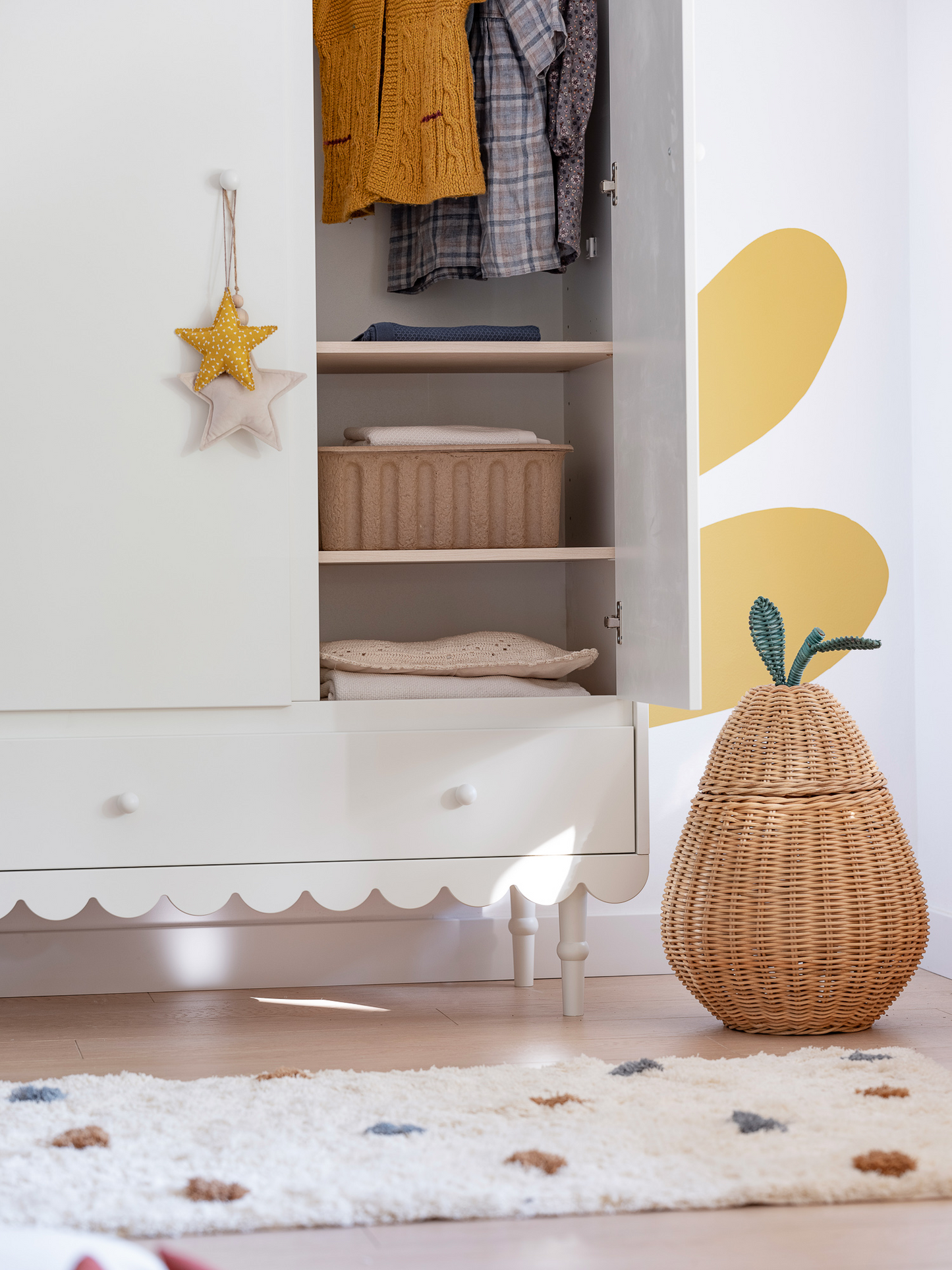 WoodLuck Kledingkast Retro Babushka 3-deurs White - Decomusy