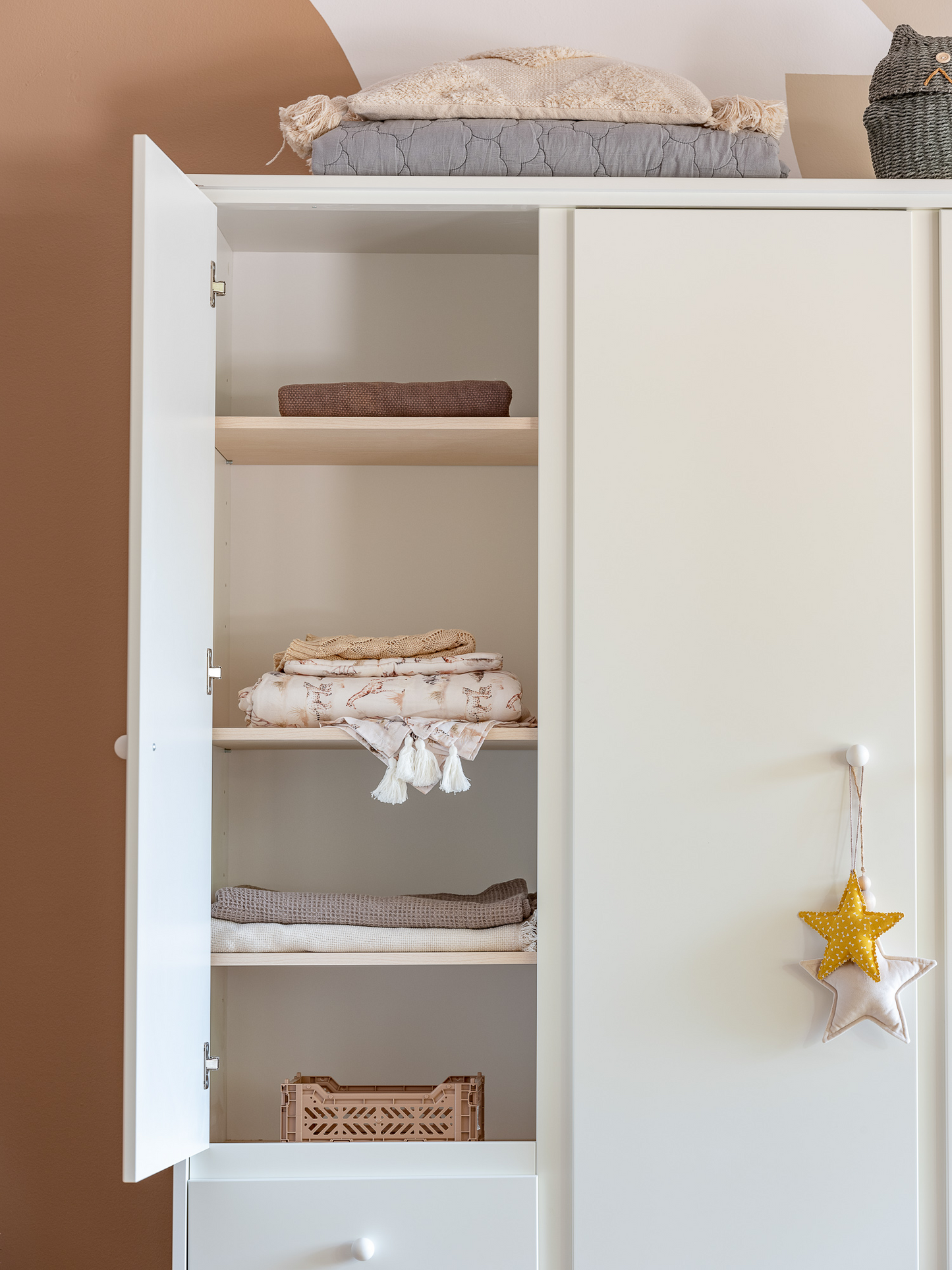 WoodLuck Kledingkast Retro Babushka 3-deurs White - Decomusy