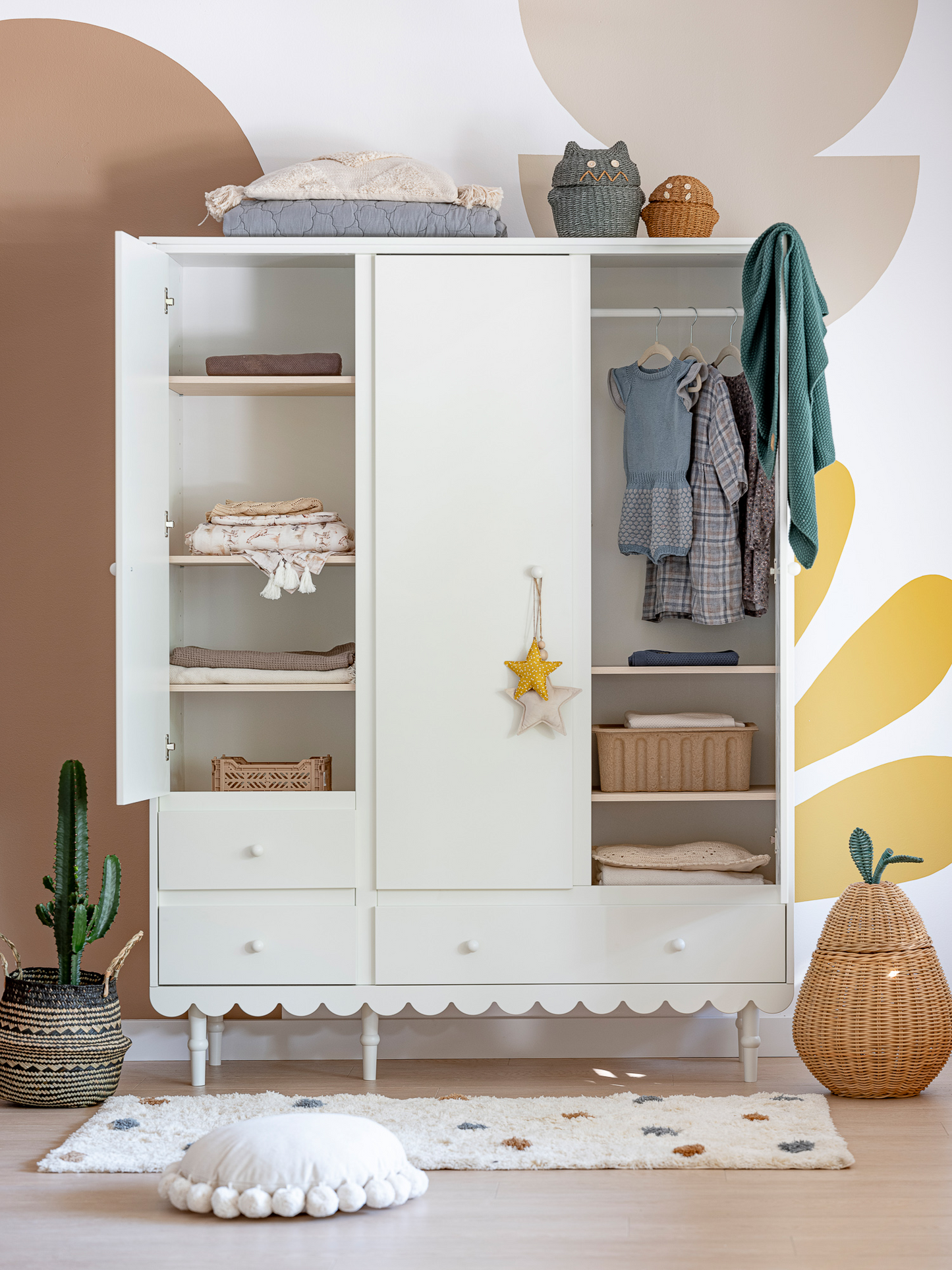 WoodLuck Kledingkast Retro Babushka 3-deurs White - Decomusy