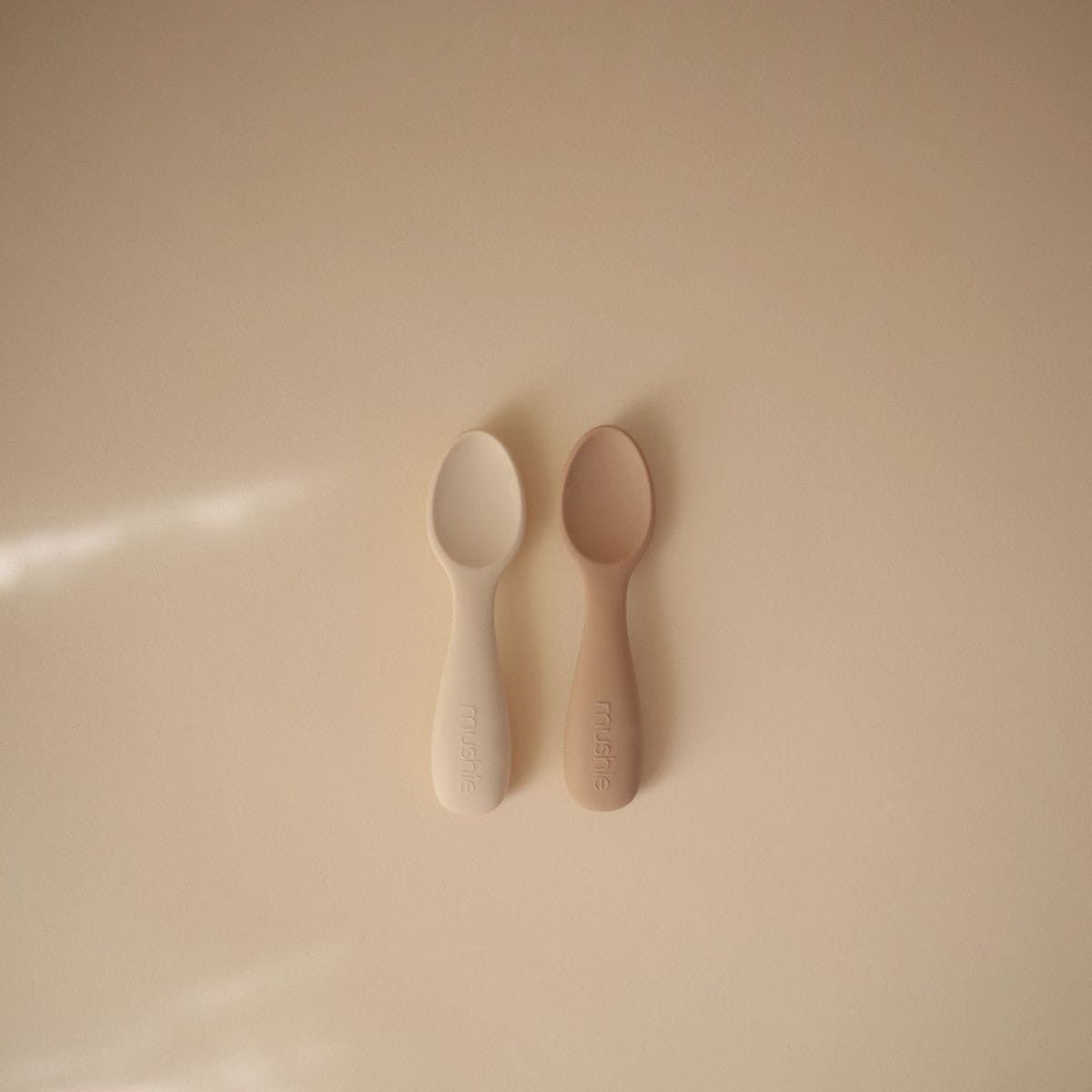 Mushie Mushie Siliconen Starter Baby Spoon Set van 2 - Blush / Shifting Sand - Decomusy