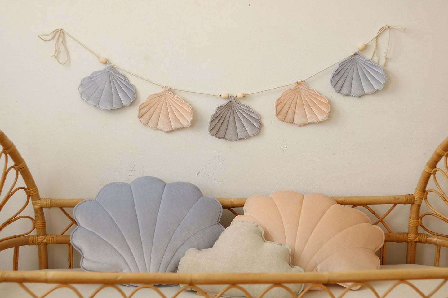 Moi Mili Moi Mili Velvet Glow Schelp Sierkussen "Apricot Pearl" - Decomusy