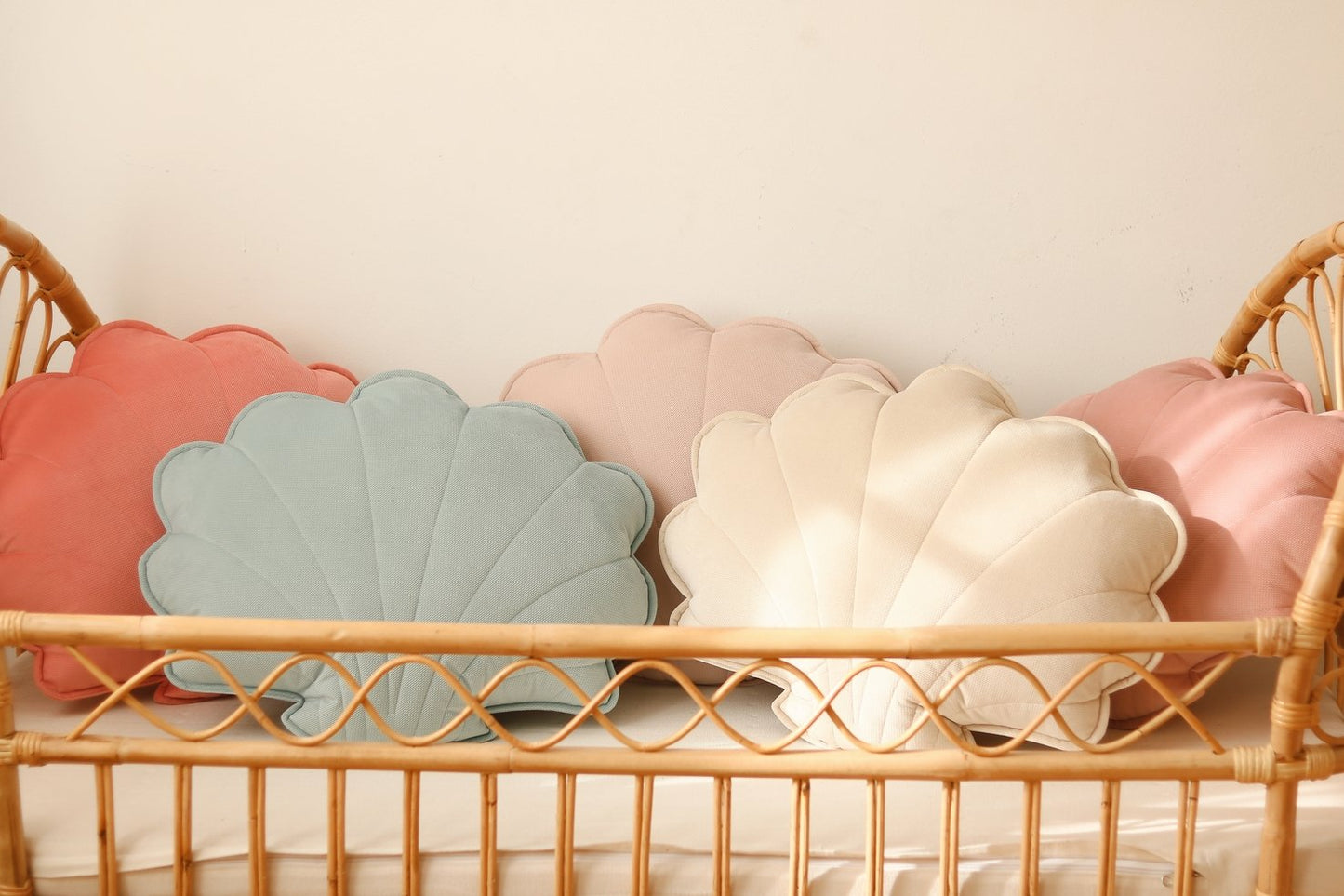 sierkussen XL Velvet Sierkussen Schelp "Powder Mint" - Decomusy