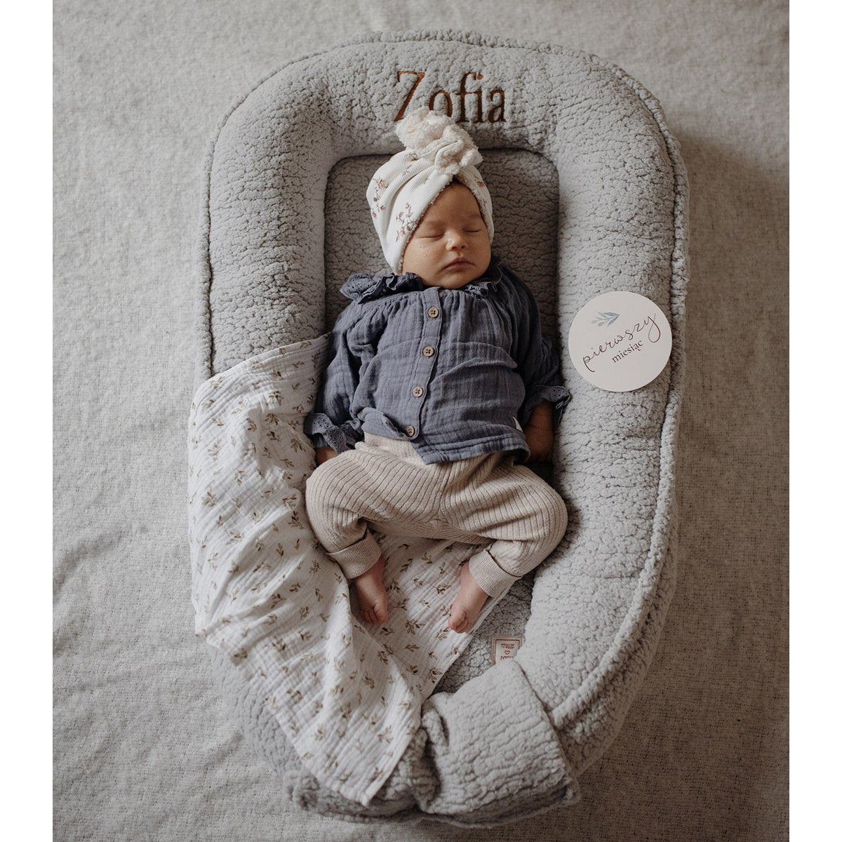Muzpony Teddy babynest Grijs - met geborduurde naam - Decomusy