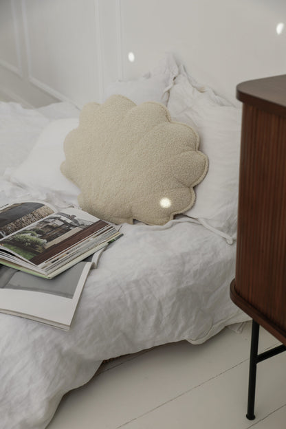 Moi Mili Boucle Schelp Kussen “White Teddy”