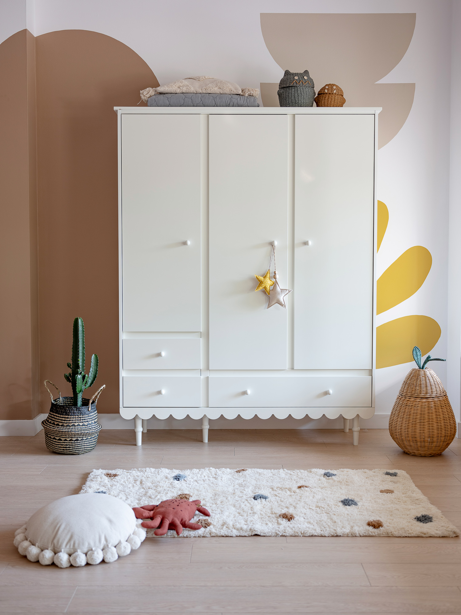 WoodLuck Kledingkast Retro Babushka 3-deurs White - Decomusy