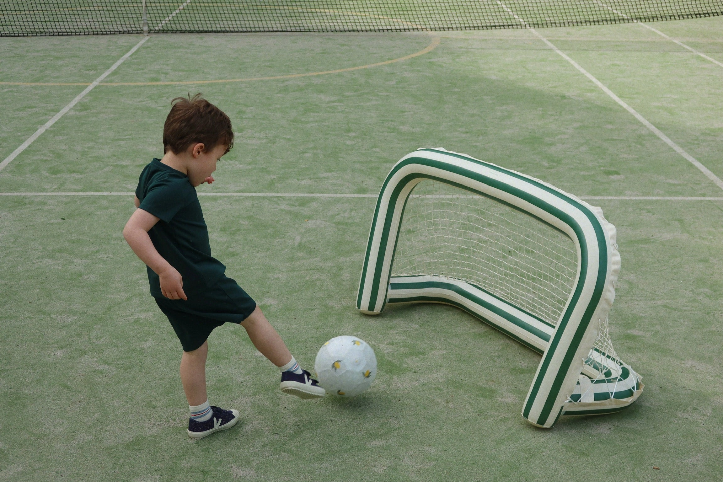 Konges Slojd Konges Slojd Opblaasbaar Voetbaldoel met Bal Green Stripe - Decomusy