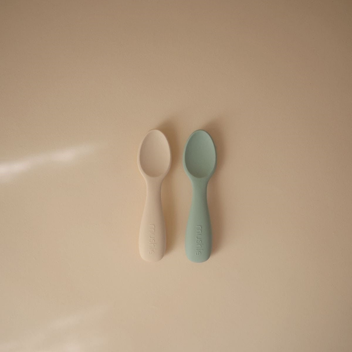Mushie Mushie Siliconen Starter Baby Spoon Set van 2 - Cambridge Blue / Shifting Sand - Decomusy