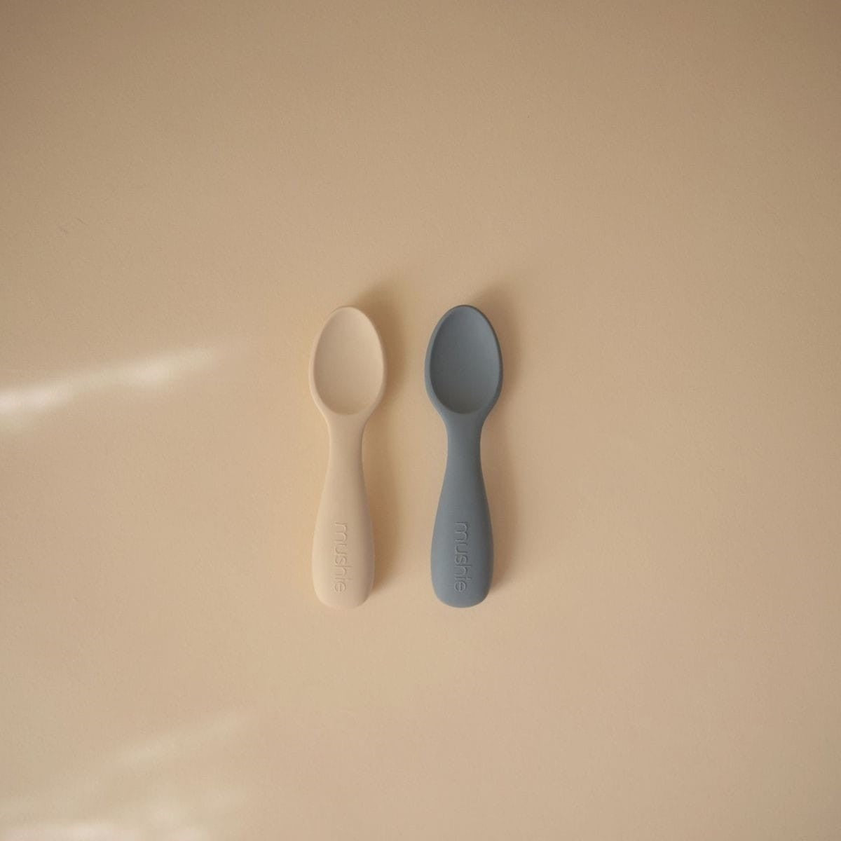 Mushie Mushie Siliconen Starter Baby Spoon Set van 2 - Tradewinds / Shifting Sand - Decomusy