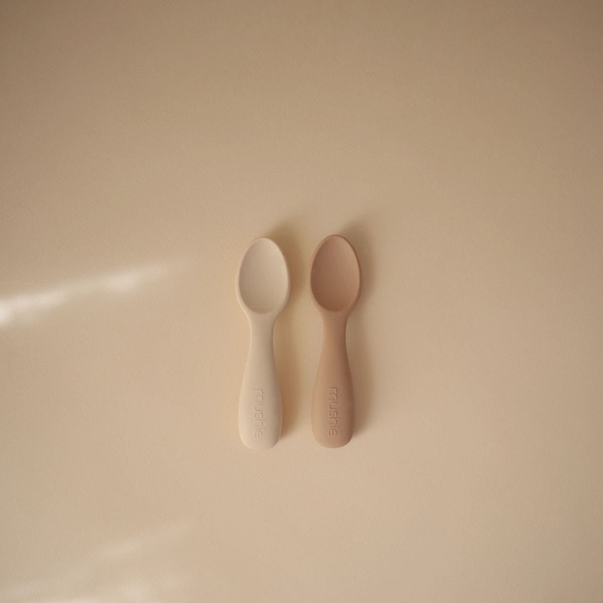 Mushie Mushie Siliconen Starter Baby Spoon Set van 2 - Natural / Shifting Sand - Decomusy