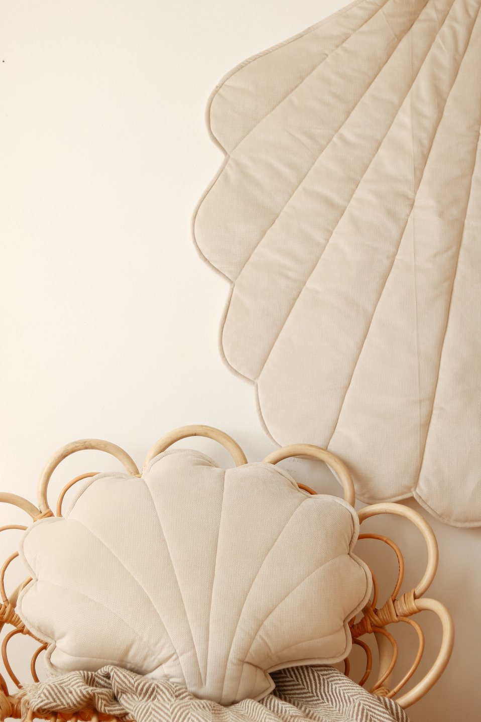 sierkussen XL Velvet Sierkussen Schelp "Cream" - Decomusy