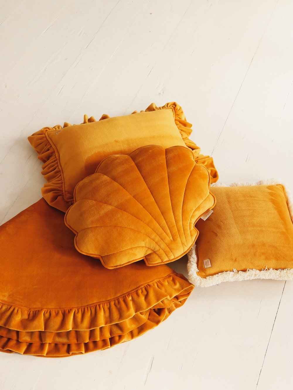 Moi Mili Moi Mili Soft Velvet Sierkussen met ruche “Mustard” - Decomusy